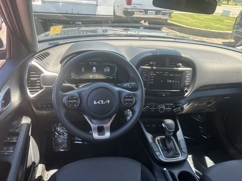 Used 2025 Kia Soul LX w/ LX Technology Package FWD image 25