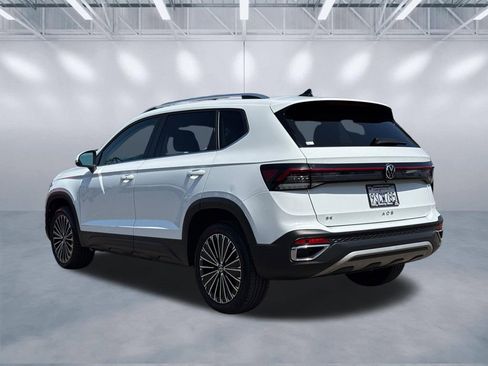 Used 2025 Volkswagen Taos SE FWD image 4