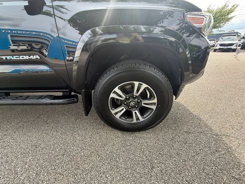 Used 2017 Toyota Tacoma TRD Sport w/ Tow Package (A/T) AWD/4WD image 28