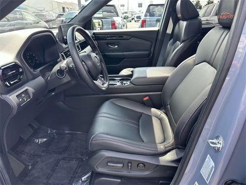 Used 2025 Honda Pilot TrailSport image 13