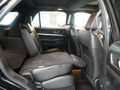 Used 2018 Ford Explorer XLT w/ Equipment Group 202A AWD/4WD image 31