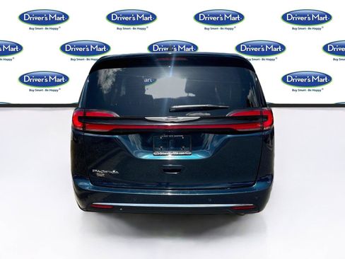 Used 2023 Chrysler Pacifica Touring-L FWD image 6