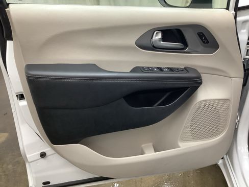Used 2023 Chrysler Pacifica Touring-L FWD image 12