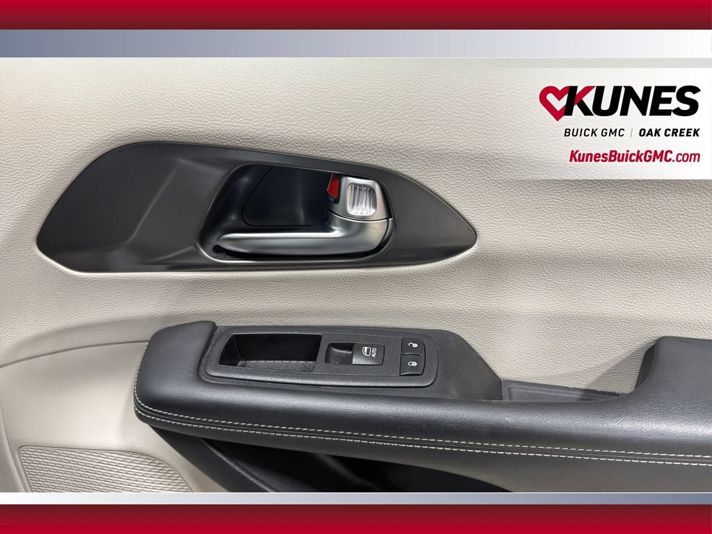 Used 2024 Chrysler Pacifica Touring-L FWD image 35