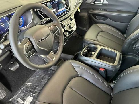 New 2026 Chrysler Pacifica Select image 7