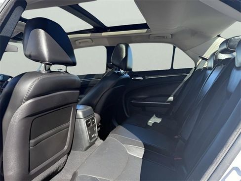 Used 2019 Chrysler 300 Limited image 27