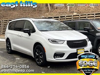 New 2026 Chrysler Pacifica Limited w/ S Appearance Package