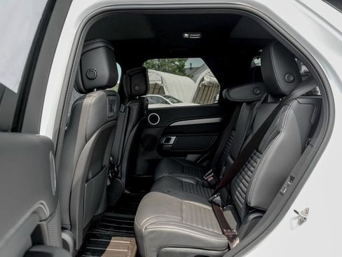 Used 2025 Land Rover Discovery Dynamic SE AWD/4WD image 15