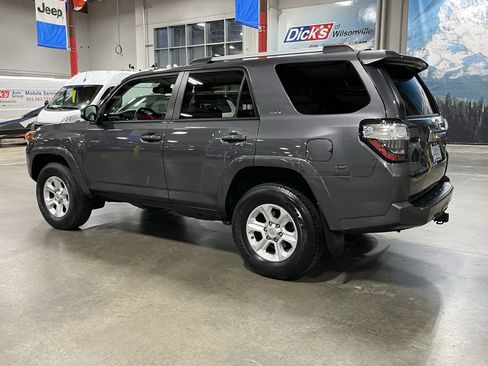 Used 2022 Toyota 4Runner SR5 Premium image 3