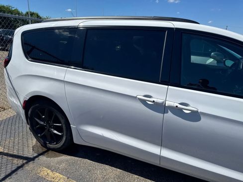 Used 2025 Chrysler Pacifica Limited FWD image 26