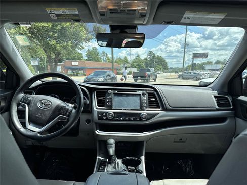 Used 2018 Toyota Highlander XLE AWD/4WD image 14