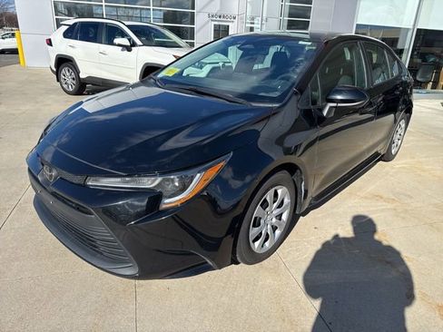 Used 2023 Toyota Corolla LE image 3