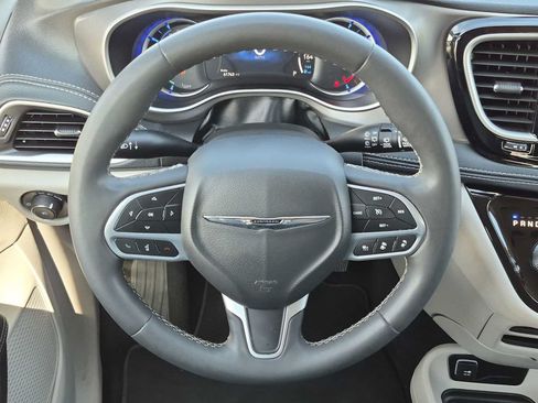 Used 2023 Chrysler Pacifica Touring-L FWD image 20