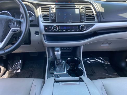 Used 2019 Toyota Highlander XLE FWD image 11
