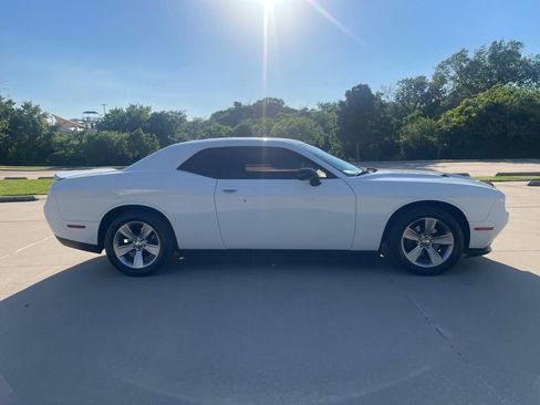Used 2019 Dodge Challenger SXT image 5