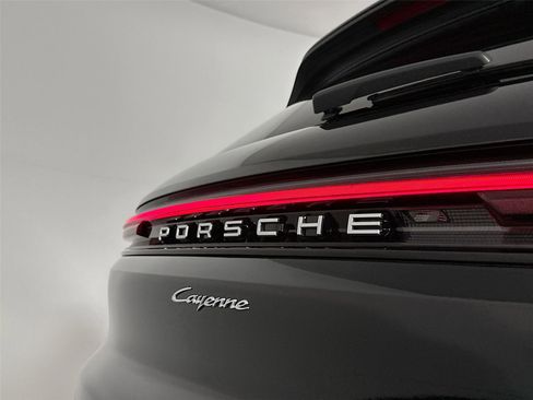 Certified 2025 Porsche Cayenne AWD/4WD image 17