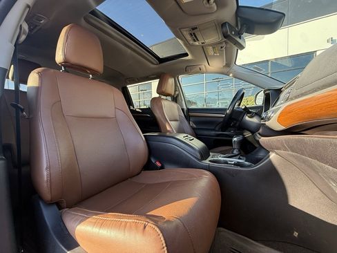 Used 2018 Toyota Highlander Limited image 28