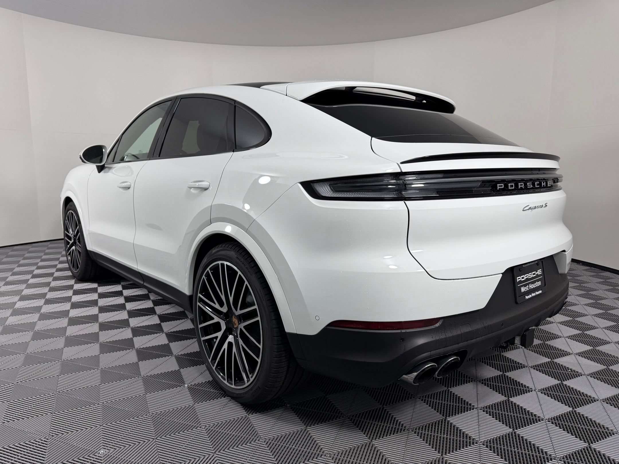 Certified 2026 Porsche Cayenne S AWD/4WD image 3
