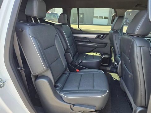 Used 2025 Buick Enclave Preferred FWD image 13