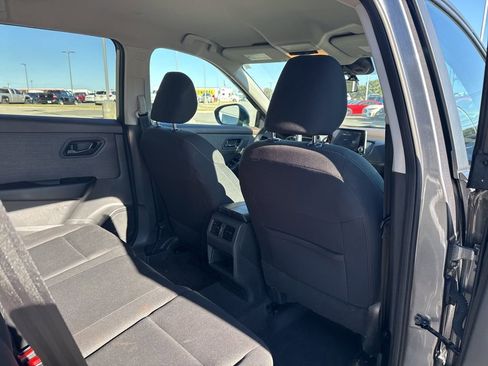 Used 2023 Nissan Rogue S image 18