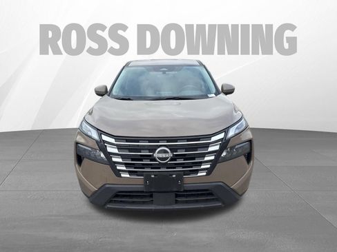 Used 2025 Nissan Rogue SV image 2