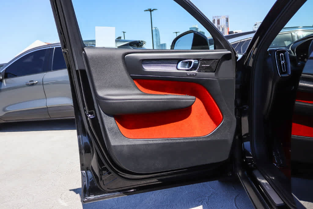 Used 2019 Volvo XC40 T5 R-Design AWD/4WD image 25