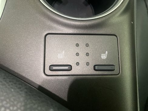 Used 2022 Toyota Camry XLE w/ Navigation Upgrade Package image 11