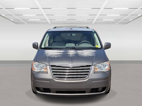 Used 2009 Chrysler Town & Country Touring FWD image 5