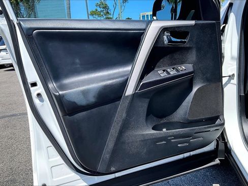 Used 2018 Toyota RAV4 XLE FWD image 19
