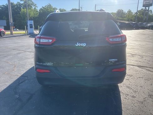 Used 2017 Jeep Cherokee Latitude w/ Cold Weather Group FWD image 4