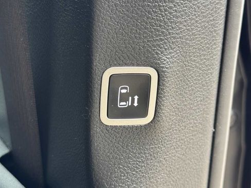Used 2025 Chrysler Pacifica Select FWD image 19