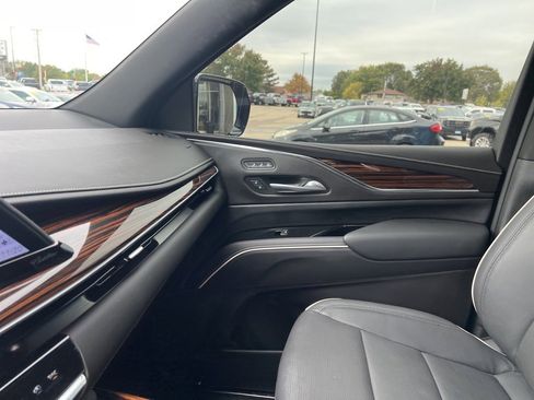 Used 2024 Cadillac Escalade ESV Premium Luxury image 28