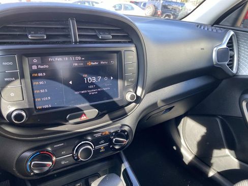 Used 2023 Kia Soul LX image 29