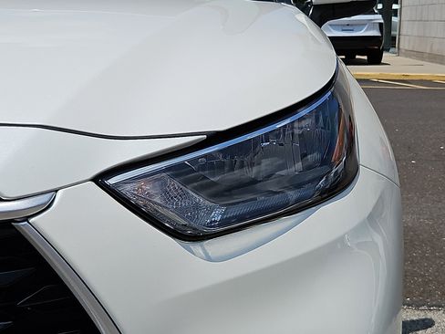 Used 2020 Toyota Highlander L AWD/4WD image 9