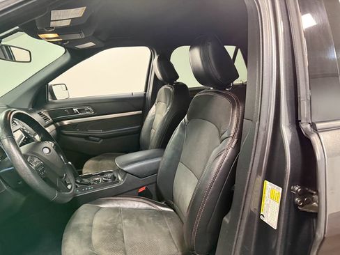 Used 2018 Ford Explorer XLT w/ Equipment Group 202A AWD/4WD image 59