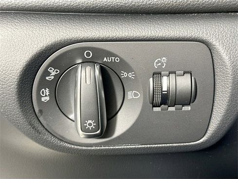 Used 2018 Audi Q3 2.0T Premium Plus w/ Premium Plus Package image 24