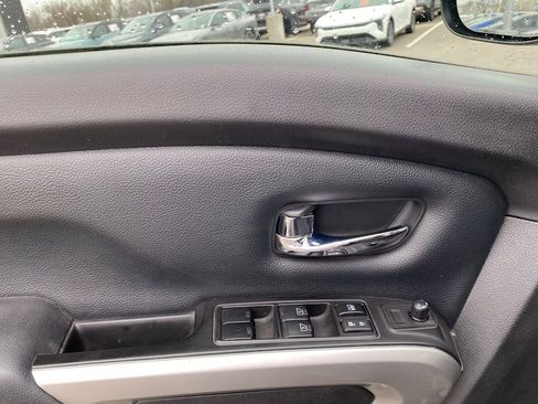 Used 2018 Nissan Titan SV w/ SV Convenience Package image 11