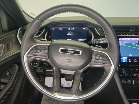 Used 2024 Jeep Grand Cherokee Limited w/ Luxury Tech Group II AWD/4WD image 15