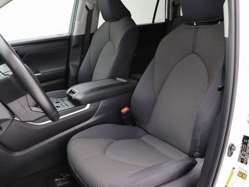 Used 2023 Toyota Highlander LE image 16