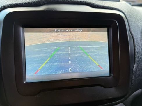 Used 2018 Jeep Renegade Latitude FWD image 21