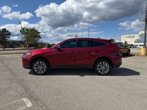 Used 2023 Toyota Venza XLE image 14