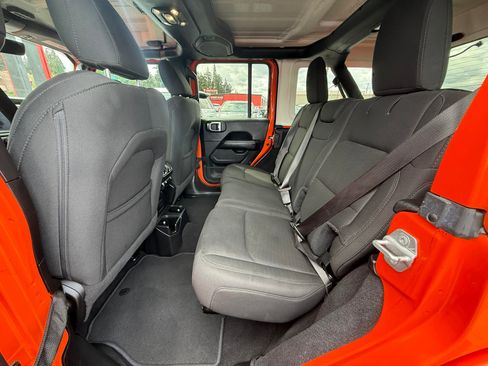 Used 2020 Jeep Wrangler Unlimited Sahara w/ Uconnect 4C Nav & Sound Group AWD/4WD image 6