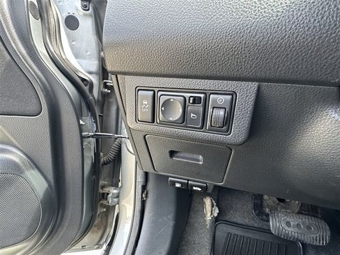 Used 2012 Nissan Versa 1.8 S w/ Plus Pkg FWD image 43