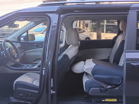 Certified 2025 Kia Carnival EX FWD image 18