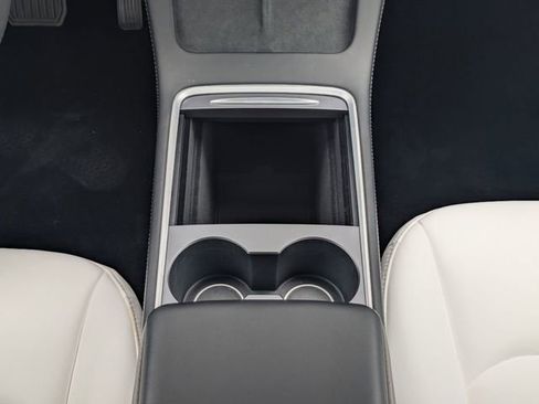 Used 2022 Tesla Model Y Long Range image 21