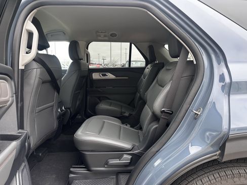 Used 2025 Ford Explorer Active w/ Active Comfort Package image 8