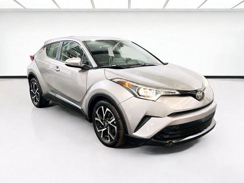 Used 2019 Toyota C-HR XLE FWD image 3
