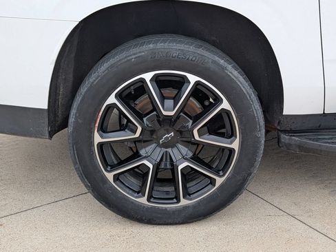 Used 2024 Chevrolet Suburban RST RWD image 3