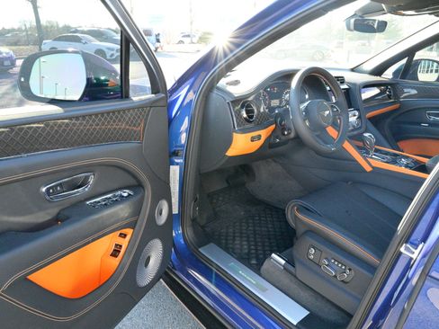 Used 2025 Bentley Bentayga image 15