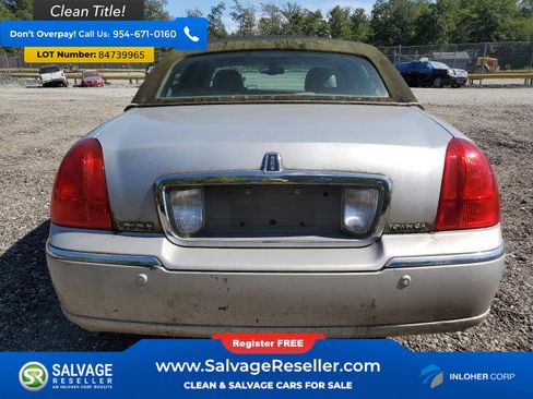 Used 2003 Lincoln Town Car Signature RWD image 8